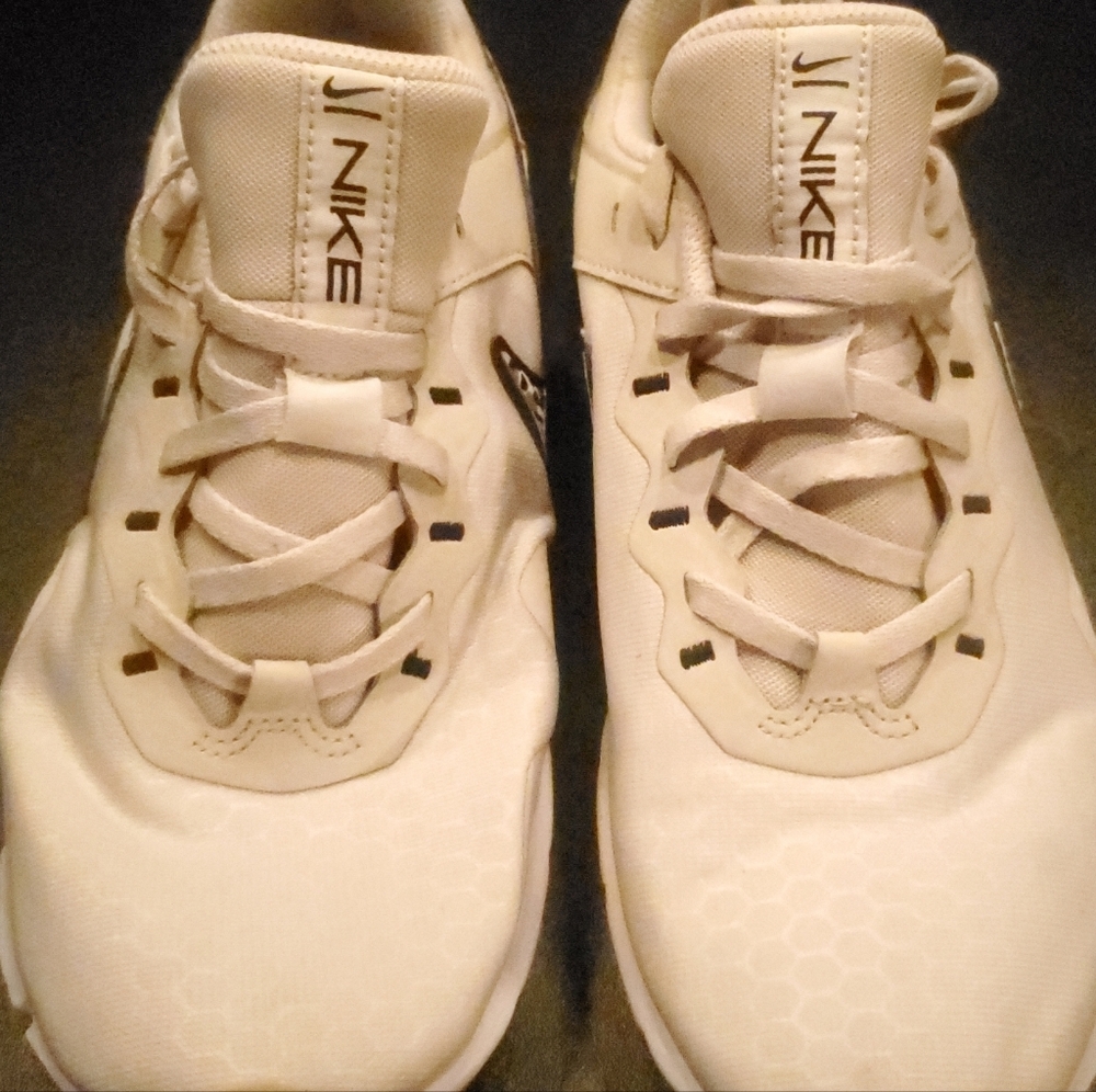 Nike Women's Legend Essential 2 Premium Leopard Size 8